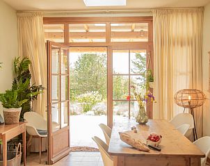Gemtlicher Essbereich in der Villa Cantirane, Ferienhaus in Saint-Pierre-de-Vassols, mit Blick auf die provenzalische Landschaft.