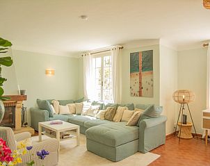 Gemtliches Wohnzimmer in der Villa Cantirane, Ferienhaus in Saint-Pierre-de-Vassols, Provence, mit bequemen Sofas und viel Tageslicht.