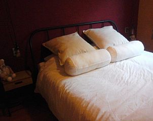 Gezellige slaapkamer in chalet bij Recreatiepark Tulderheyde Poppel, Antwerpen, Belgi, met comfortabel bed en warme sfeer.