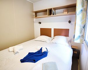 Gemtliches Schlafzimmer im Mobilheim Premium, Orgon, Provence, mit bequemem Doppelbett und moderner Einrichtung.