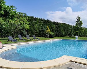 Geniet van het zwembad bij La Valentine, een vakantiehuis in Bedarrides, Provence, omgeven door groene natuur en rust.