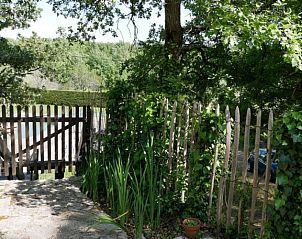 Rustieke tuinomheining bij Villa Blacailloux, een vakantiehuis in Tourves, Provence, omgeven door weelderige natuur.