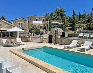 Geniet van luxe bij Grands Abayers, een vakantiehuis in Apt, Provence, met zwembad en zonnig terras omringd door natuur.