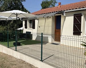 Gezellige woonkamer van La Petite Honorine, vakantiehuis in Viella, Midi-Pyrenees, met comfortabele zitruimte en landelijke inrichting.