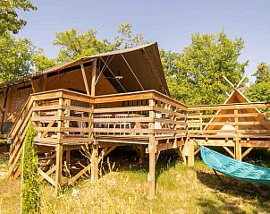 Genieen Sie den rustikalen Charme der Safari Lodge + Teeny Lodge in Stantonin Noble Val, Frankreich, mit einer einladenden Holzterrasse.