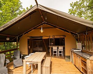 Genieen Sie die Ruhe und den Frieden auf der Veranda der Safari Lodge + Teeny Lodge in STantonin noble val, Midi-Pyrnes, Glamping in der Natur.