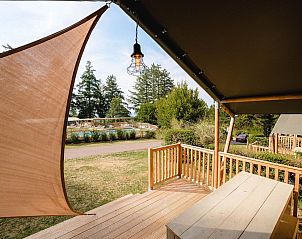 Veranda van Outback tenthuis in Payrac, Midi-Pyrenees, Frankrijk met uitzicht op groene natuur.