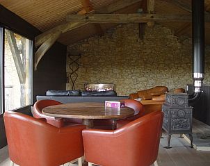 Gezellige binnenruimte van vakantiehuis l'auloue in Barran, Midi-Pyrenees, met rustieke stenen muren en comfortabele zithoek.