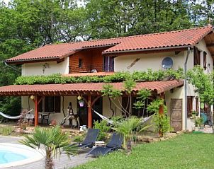 Gte du Lion, a charming cottage in Figeac, Midi-Pyrenees, surrounded by nature with inviting terrace and swimming pool.