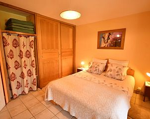 Gezellige slaapkamer in Vakantiehuis in Lavercantiere, Lavercantire, Midi-Pyrnes, Frankrijk, met warme tinten en comfortabele inrichting.