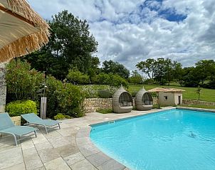 Ontspan aan het zwembad van Huisje in Soturac, een vakantiehuis in de Midi-Pyrnes, omringd door weelderige natuur.