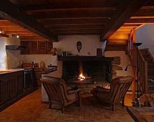 Gezellige woonkamer met open haard in Vakantiehuis in Oust, Midi-Pyrnes, Frankrijk, perfect voor een ontspannen verblijf.