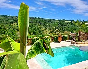 Genieen Sie den Jetstream-Pool im Boutique-Ferienhaus in Figeac, Midi-Pyrenen, mit herrlichem Blick auf die grnen Hgel.