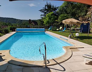 Gezellige keuken in vakantiehuis Val Paradis, Espagnac-Sainte-Eulalie, Frankrijk, met rustieke inrichting en uitzicht op de tuin.