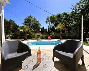 Geniet van de zon bij het zwembad van Vakantiehuisje in Peyrole, gelegen in de prachtige natuur van Midi / Pyrenees, Frankrijk.