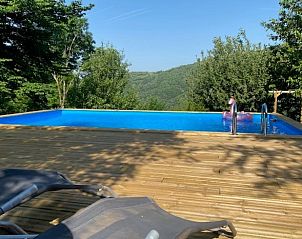 Genieen Sie den Swimmingpool mit herrlicher Aussicht im Ferienhaus in La Bastide Solages, das in den grnen Hgeln von Midi-Pyrnes, Frankreich, liegt.