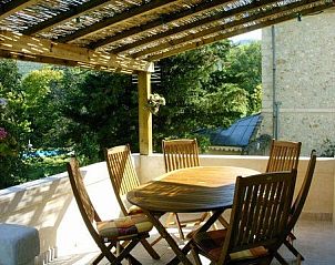 Geniet van het zonnige terras bij Domaine La Franoise in Dieulefit, Rhone-Alphes, met uitzicht op de groene natuur.
