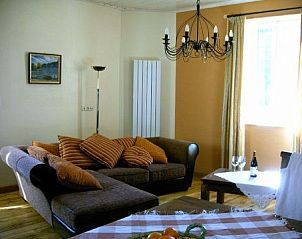 Ontspan in de gezellige woonkamer van Domaine La Franoise, een vakantieappartement in het schilderachtige Dieulefit, Rhne-Alpes.