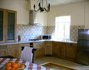 Ruime keuken in Domaine La Franoise appartement, Dieulefit, Rhone-Alphes, met moderne voorzieningen en landelijke charme.