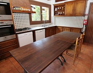 Ruime keuken in Chalet Andu, Avoriaz, Rhone-Alpes, Frankrijk. Vakantiehuis met moderne voorzieningen en houten interieur.