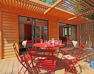 Geniet van het zonnige terras van Chalet Ottawa, een charmant vakantiehuis in Dardilly, Rhne-Alpes, Frankrijk.