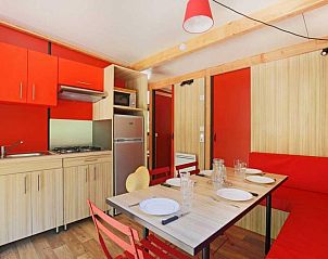 Chalet Ottawa in Dardilly, Rhone-Alpes biedt een moderne keuken en eetruimte voor een gezellige vakantie-ervaring.