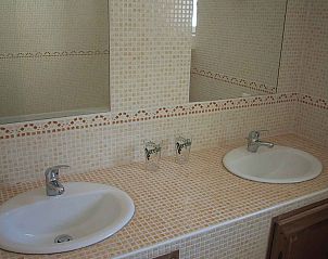 Stijlvolle badkamer van VillaFleury Appartement in Montbrun-les-Bains, Rhone-Alphes, Frankrijk met moderne voorzieningen.