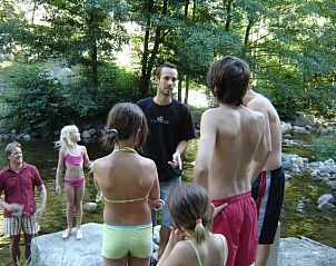 Geniet van de ontspannen sfeer op het terras van La Manufacture in Ardche, Rhone-Alphes, Frankrijk.