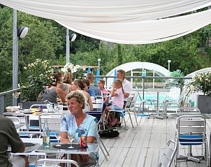 Avontuurlijk klimmen bij La Manufacture in Ardche, Frankrijk, met uitzicht op de ruige natuur en stromende rivier.