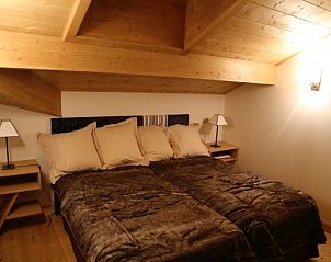 Knusse slaapkamer in Chalet Adele, een vakantiehuis in Saint Martin de Belleville, Rhone-Alphes, Frankrijk, met houten interieur.