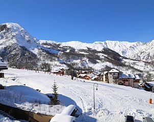 Geniet van het adembenemende berglandschap vanuit Chalet Adele in Saint Martin de Belleville, een idyllisch vakantiehuis in de Rhone-Alphes.