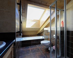 Luxe badkamer in Chalet Adele, een vakantiehuis in Saint Martin de Belleville, Rhone-Alpes, Frankrijk met modern design en dakraam.