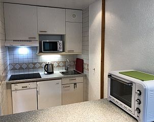 Moderne kitchenette in Studio confort  Tignes Val Claret, een appartement in Tignes Val Claret, Rhone-Alphes, Frankrijk.