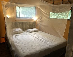 Gezellige slaapkamer in Safaritent incl. Sanitair, Gluiras, Rhne-Alpes, met comfortabele bedden en uitzicht op de natuur.