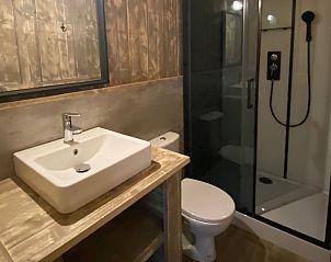 Luxe badkamer in Safaritent incl. Sanitair, Gluiras, Rhone-Alphes, Frankrijk, met moderne voorzieningen en stijlvolle afwerking.