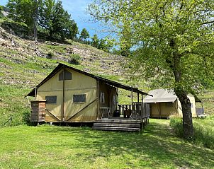 Geniet van een verblijf in de Lodgetent incl. Sanitair in Gluiras, Rhne-Alpes, Frankrijk, omgeven door groene heuvels en natuur.