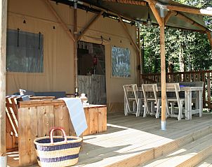 Geniet van de rust op de veranda van Lodgetent incl. Sanitair in Gluiras, Rhone-Alphes, een luxe glamping ervaring in de natuur.