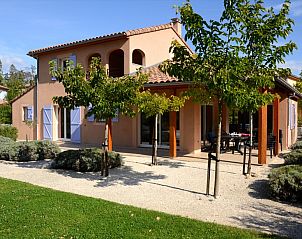 Vakantiehuis Domaine Les Rives de lArdche in Vallon-Pont-d'Arc met zonnig terras en groene omgeving in Rhone-Alpes, Frankrijk.