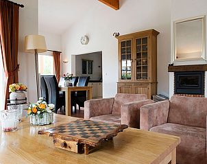 Moderne keuken in vakantiehuis Domaine Les Rives de lArdche, Vallon-Pont-d'Arc, Rhone-Alpes, Frankrijk, met veel lichtinval.