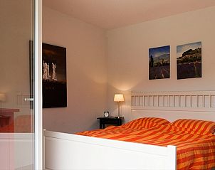 Slaapkamer in Domaine Les Rives de lArdche, Vallon-Pont-d'Arc, met uitzicht op de tuin en een comfortabel tweepersoonsbed.