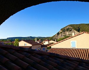 Ontspan bij het zwembad van Domaine Les Rives de lArdche in Vallon-Pont-d'Arc, vakantiehuis in de prachtige Rhone-Alphes, Frankrijk.
