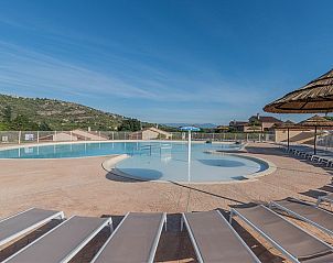 Ontdek de serene natuur rondom Domaine Les Rives de lArdche in Vallon-Pont-d'Arc, Rhone-Alphes, met uitzicht op de rivier en bergen.