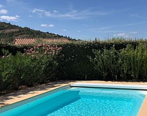 Geniet van het zwembad bij La Pluie D'Or in Vallon-Pont-d'Arc, een vakantiehuis in het prachtige Rhone-Alphes, Frankrijk.