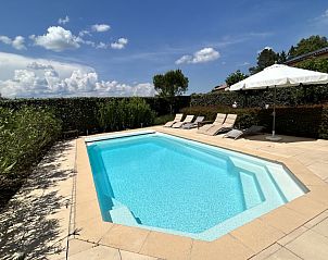 Geniet van het zwembad bij La Pluie D'Or in Vallon-Pont-d'Arc, Rhone-Alphes, ideaal voor een ontspannen vakantiehuiservaring.