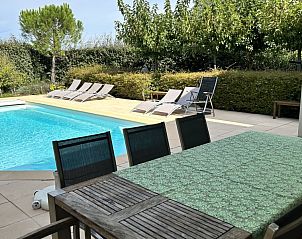 Geniet van het terras met zwembad bij La Pluie D'Or, een vakantiehuis in Vallon-Pont-d'Arc, Rhne-Alpes, Frankrijk.