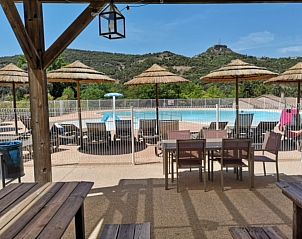 Geniet van het zwembad en het prachtige uitzicht bij La Pluie D'Or, een vakantiehuis in Vallon-Pont-d'Arc, Rhne-Alpes, Frankrijk.