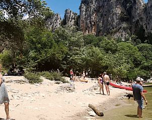 Geniet van de natuurlijke omgeving bij La Pluie D'Or, een vakantiehuis in Vallon-Pont-d'Arc, Rhone-Alpes, Frankrijk.