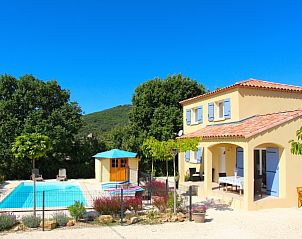 Geniet van de serene omgeving bij vakantiehuis BELLE HELENE in Saint Sauveur de Cruzieres, Rhone-Alphes, met zwembad en terras.
