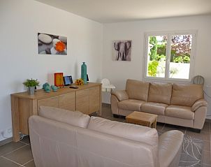 Gezellige woonkamer in vakantiehuis BELLE HELENE, Saint Sauveur de Cruzieres, Rhone-Alphes, met comfortabele banken en uitzicht op de tuin.