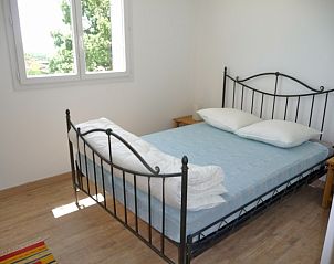 Gezellige slaapkamer in vakantiehuis BELLE HELENE, Saint Sauveur de Cruzieres, Rhone-Alphes, met uitzicht op groene omgeving.